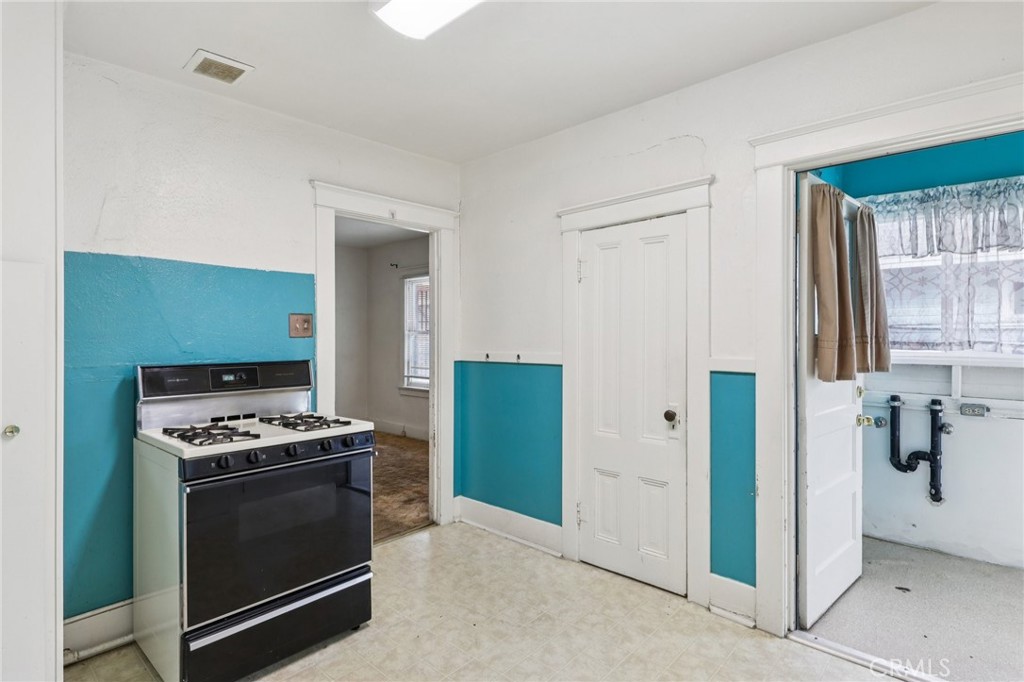 220 South State Street Hemet, CA 92543 - Photo 9 of 19