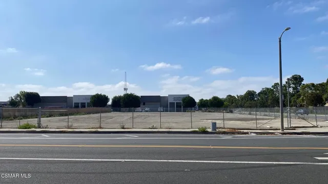 a view of a parking area