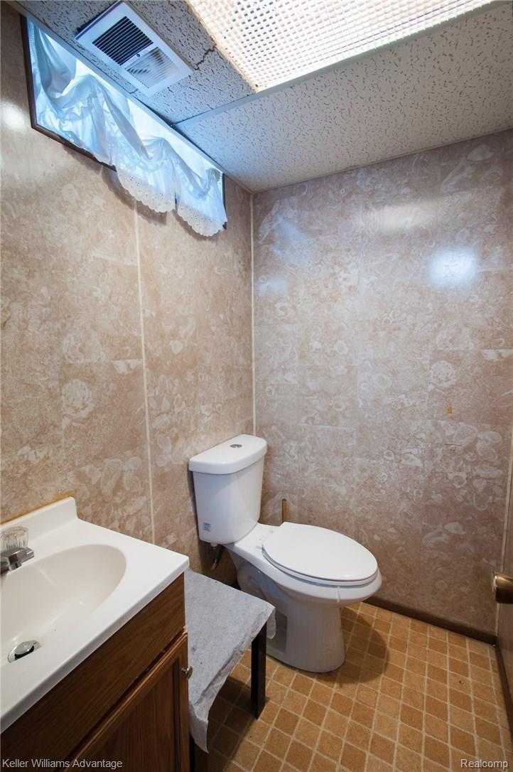 17540 Annchester Road Detroit, MI 48219 - Photo 33 of 37 AnnchesterRd_17540_HalfBath.jpg