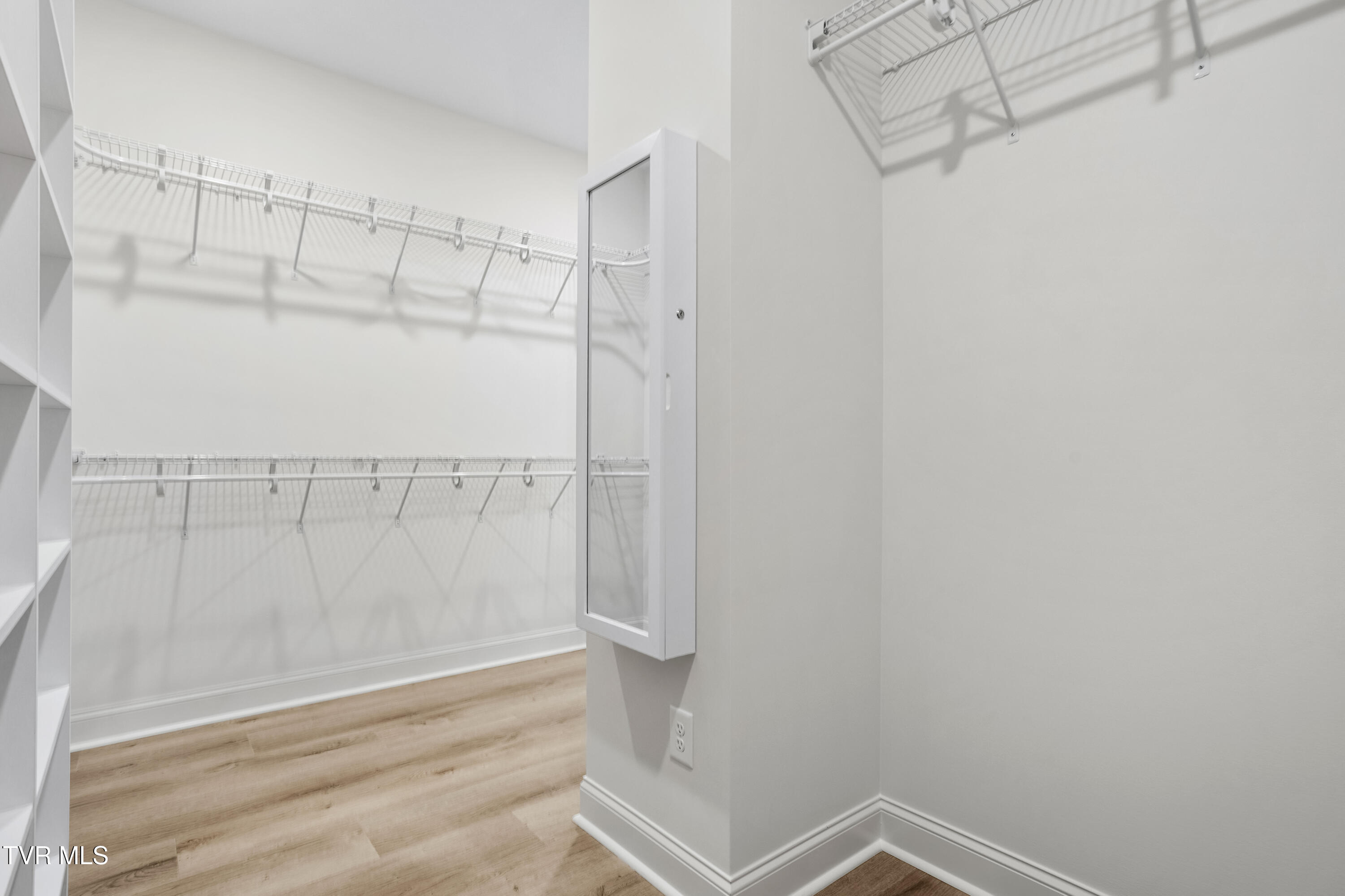 826 Hairetown Road Jonesborough, TN 37659 - Photo 28 of 37 Jewlery Box:Mirror 2