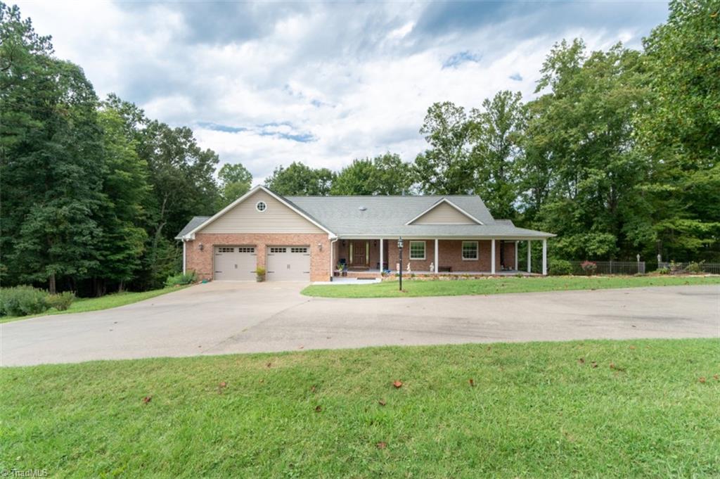 136 Hartgrove Road King, NC 27021 - Photo 4 of 32