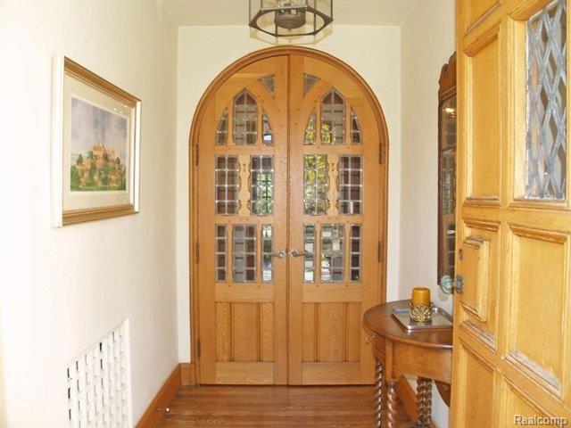 39 Beverly Road Grosse Pointe, MI 48236 - Photo 3 of 25 Inside Front Door