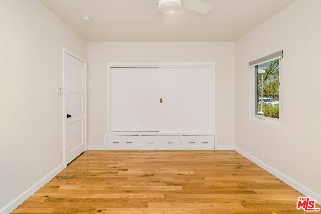 1215 North Avon Street Burbank, CA 91505 - Photo 14 of 37 an empty room with a natural light