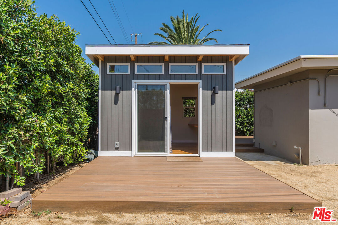 1215 North Avon Street Burbank, CA 91505 - Photo 29 of 37 a front view of a house with garden