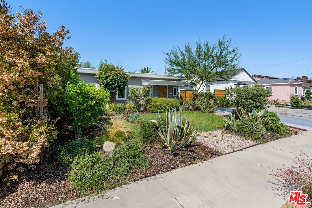 1215 North Avon Street Burbank, CA 91505 - Photo 4 of 37 a front view of house with yard and green space