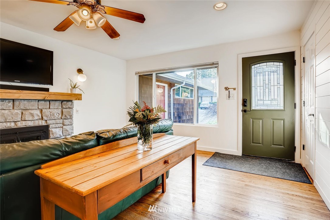 9927 232nd Street Southwest Edmonds, WA 98020 - Photo 4 of 28 Gallery Image 4