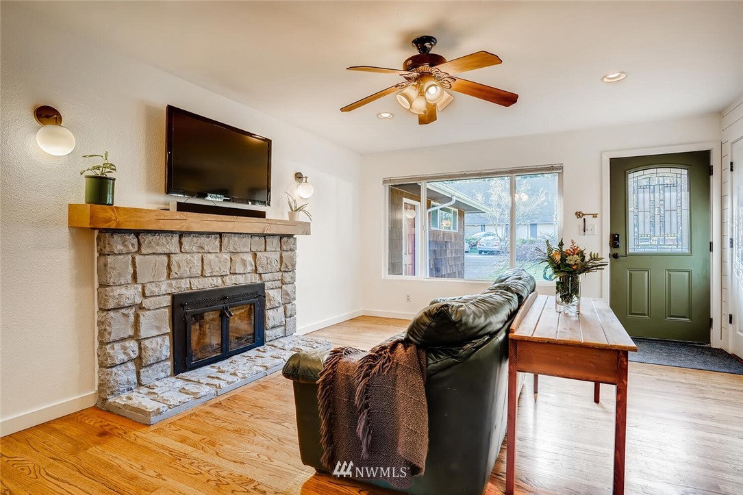 9927 232nd Street Southwest Edmonds, WA 98020 - Photo 7 of 28 Gallery Image 7