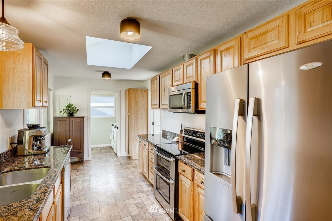 9927 232nd Street Southwest Edmonds, WA 98020 - Photo 9 of 28 Gallery Image 9