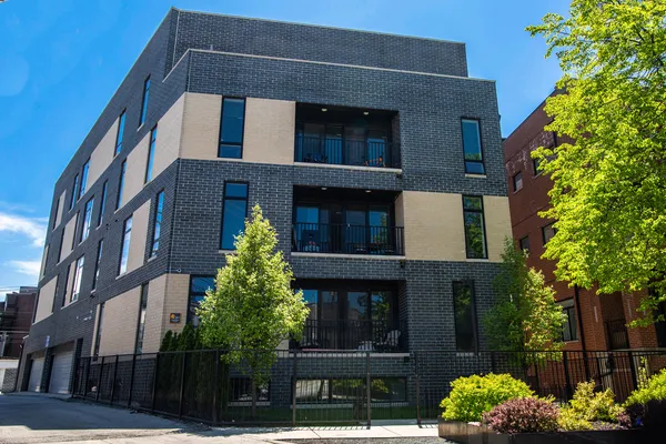 $4,950 | 1045 West Cornelia Avenue, Unit 102, Chicago, IL 60657