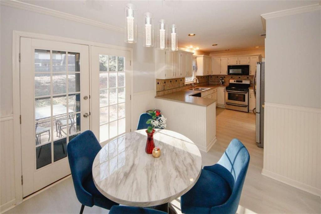 4025 Ivy Run Circle Duluth, GA 30096 - Photo 12 of 34 a dining room with furniture and window