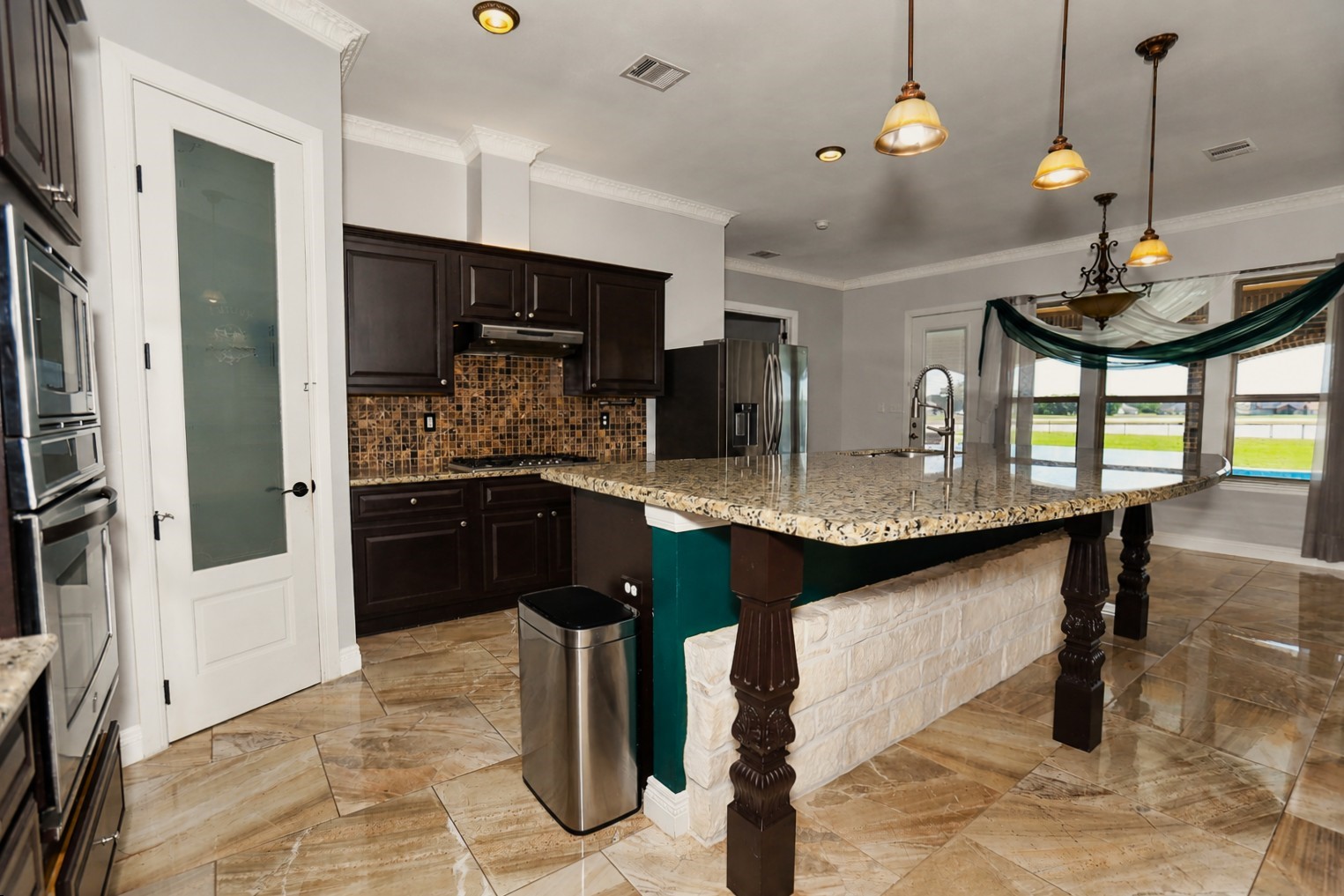 527 Lily Lane Rosharon, TX 77583 - Photo 11 of 29 Kitchen