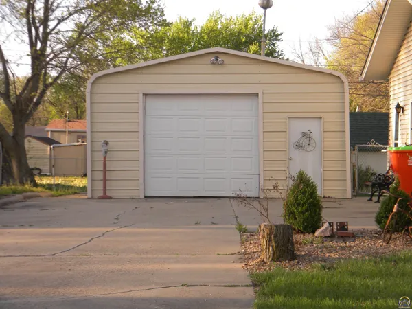 $275,000 | 313 West 7th Street, Lebo, KS 66856
