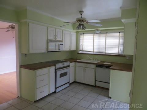 24505 Ridgecroft Avenue Eastpointe, MI 48021 - Photo 8 of 16 31293127-7.JPG