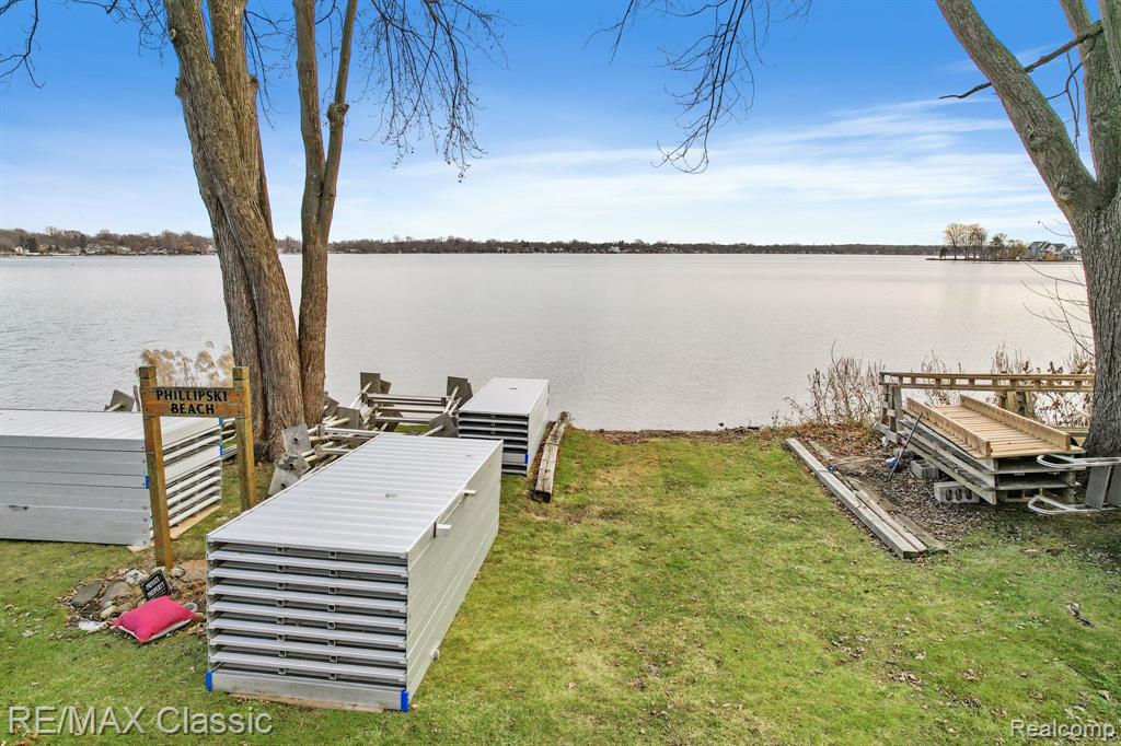 112 Ladd Road Walled Lake, MI 48390 - Photo 24 of 27