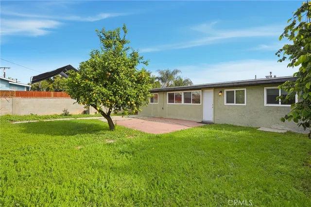 a view of a house with backyard and garden