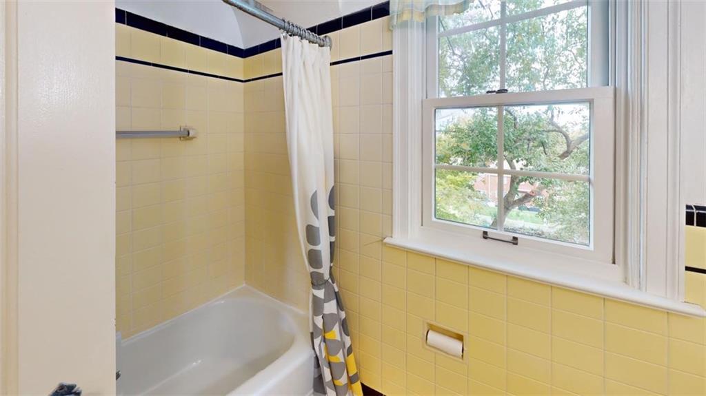 1030 Blackridge Road Pittsburgh, PA 15235 - Photo 28 of 42 2nd floor hall bathroom