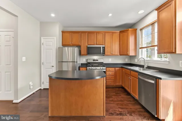 $2,800 | 42627 Homefront Terrace, Chantilly, VA 20152