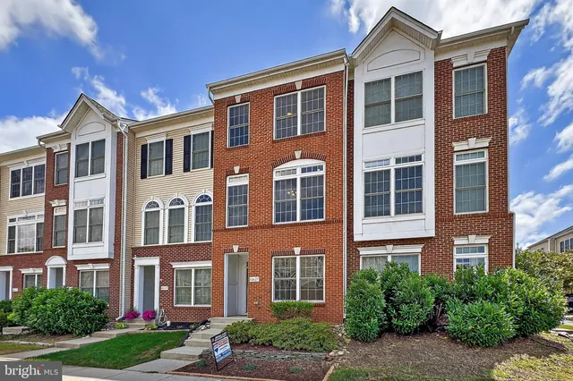 $2,800 | 42627 Homefront Terrace, Chantilly, VA 20152