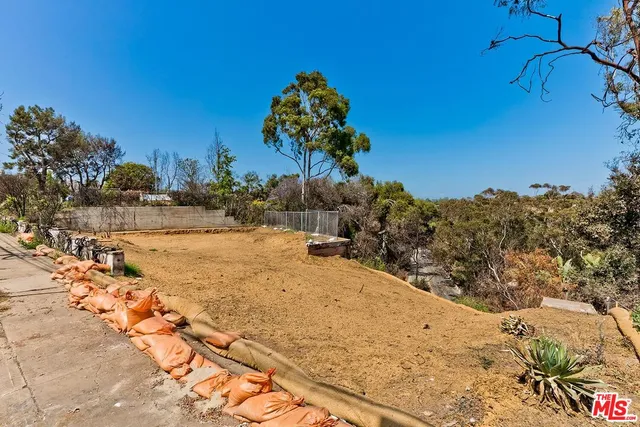 a view of back yard of the house