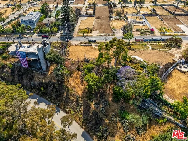 a view of residential houses with outdoor space