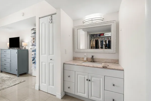 a en suite bathroom with a sink and a mirror