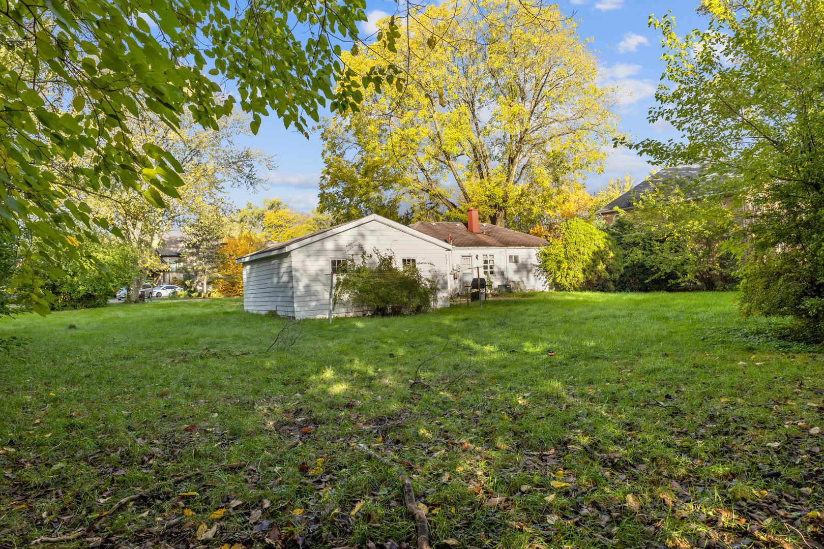211 Red Oak Road Northbrook, IL 60062 - Photo 3 of 8 a view of a backyard
