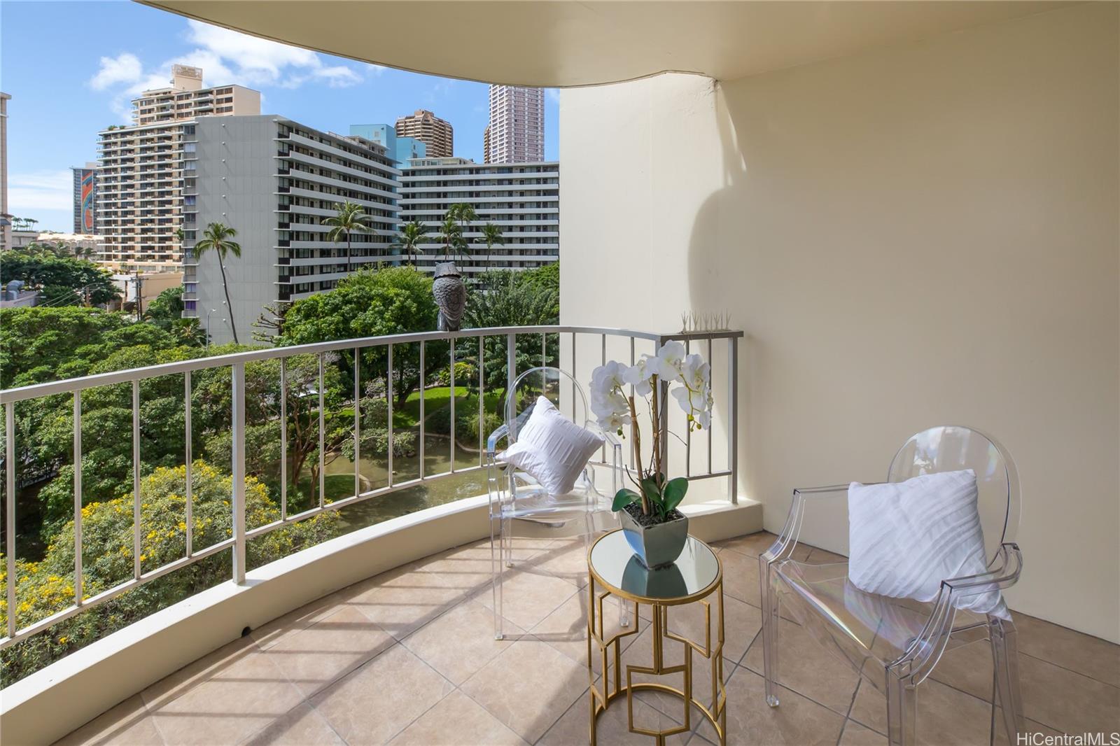 469 Ena Road, Unit 711 Honolulu, HI 96815 - Photo 1 of 1 a view of balcony with a potted plant