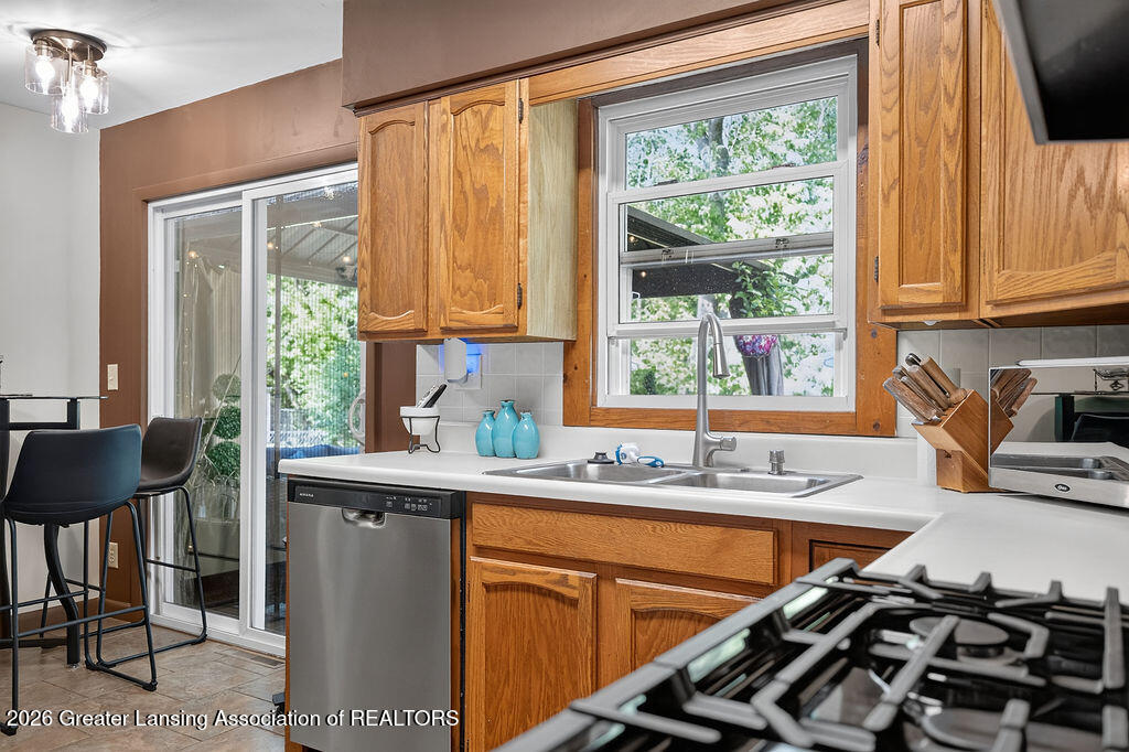 5729 Hilliard Road Lansing, MI 48911 - Photo 32 of 44 32