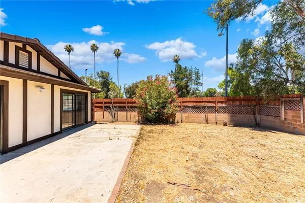 a house view with a outdoor space