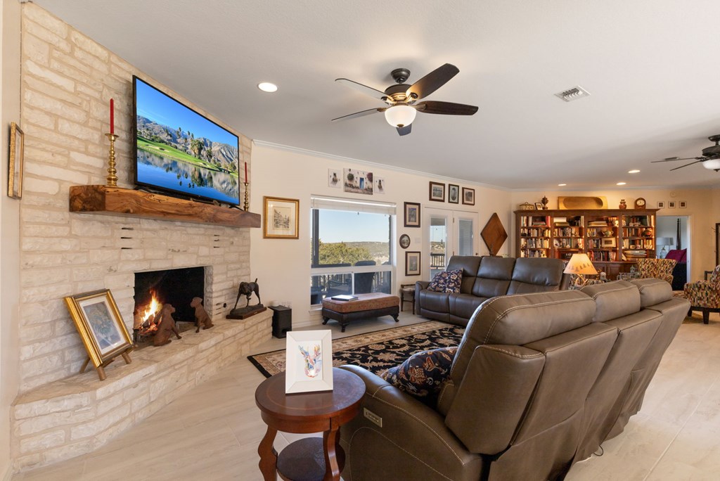 1817 Summit Point Drive Kerrville, TX 78028 - Photo 6 of 26