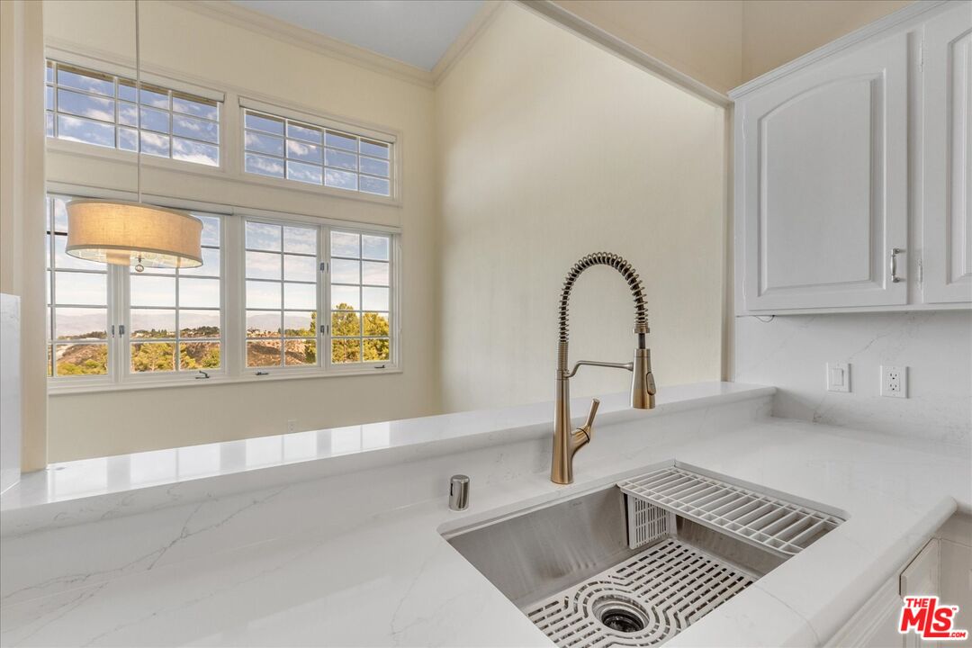 2202 The Terrace Los Angeles, CA 90049 - Photo 22 of 40 a bathroom with a bathtub and a window