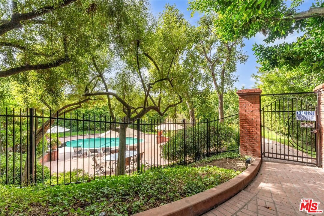 2202 The Terrace Los Angeles, CA 90049 - Photo 4 of 40 a view of a backyard with plants