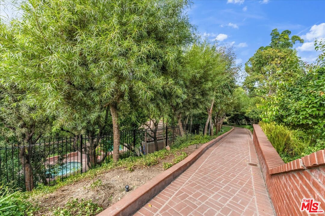 2202 The Terrace Los Angeles, CA 90049 - Photo 5 of 40 a view of balcony with yard