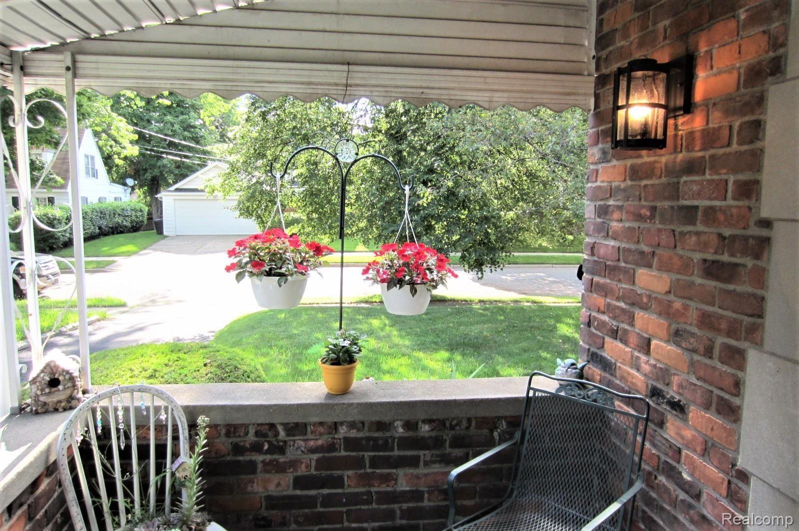 160 Erie Road Pontiac, MI 48341 - Photo 3 of 30 View from the front porch toward the front yard and the street.