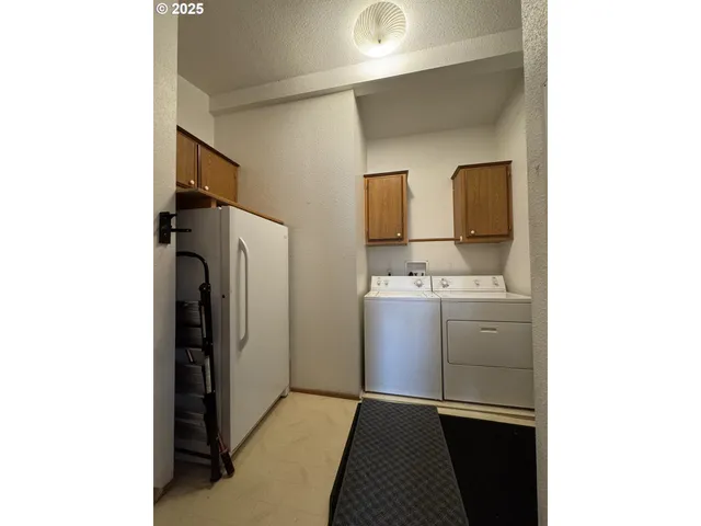 a view of utility room