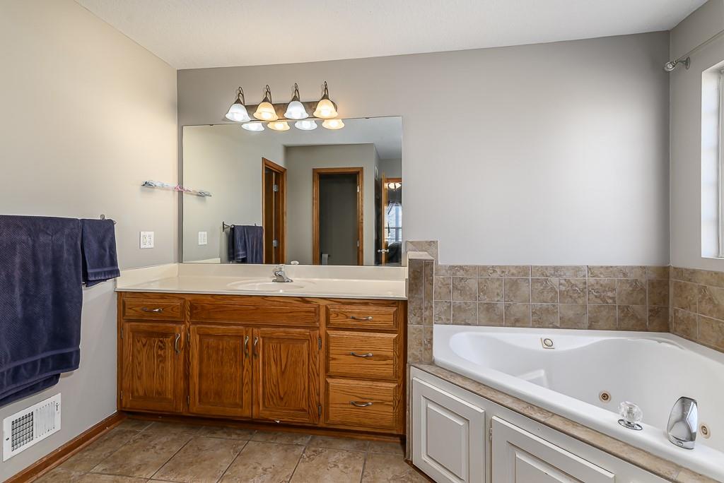 15609 Pebble Terrace Basehor, KS 66007 - Photo 16 of 28