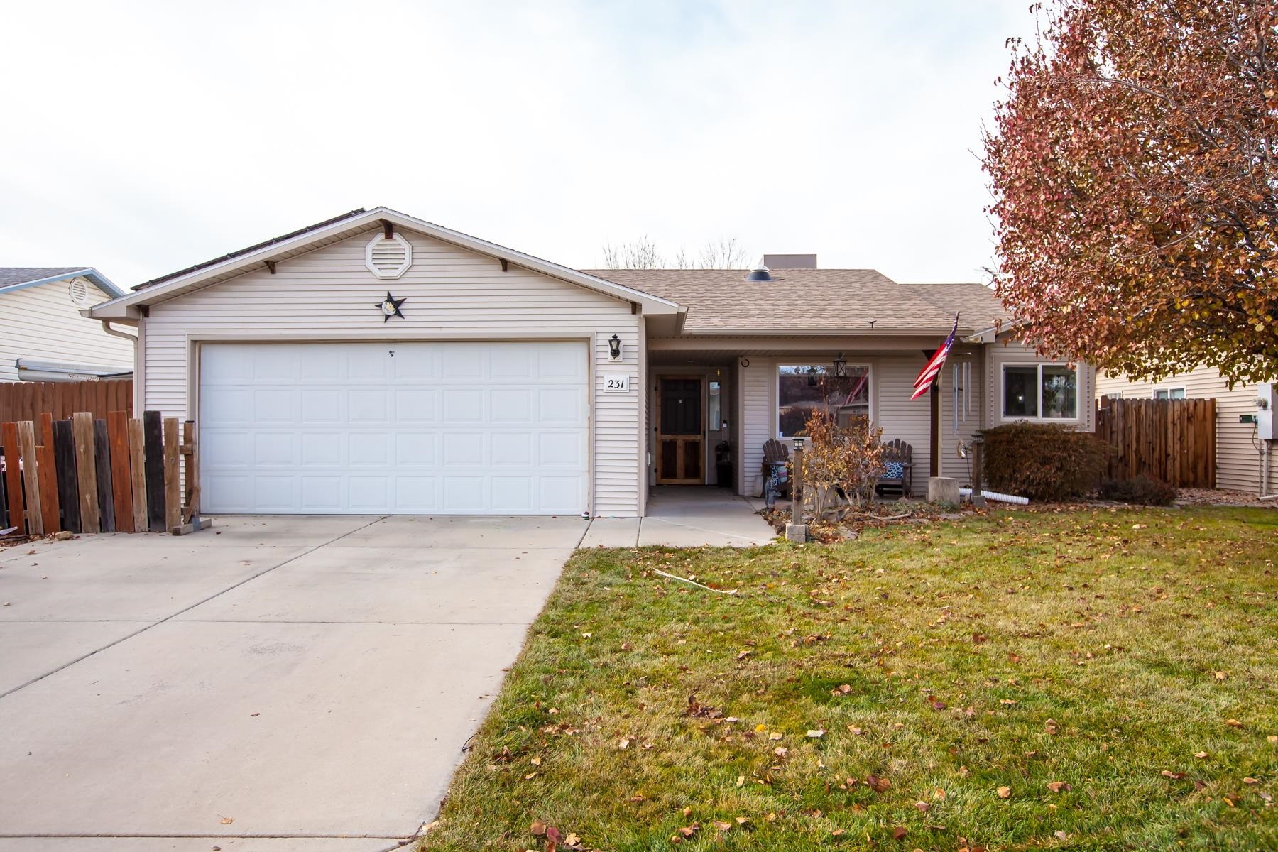 a view of a house with backyard