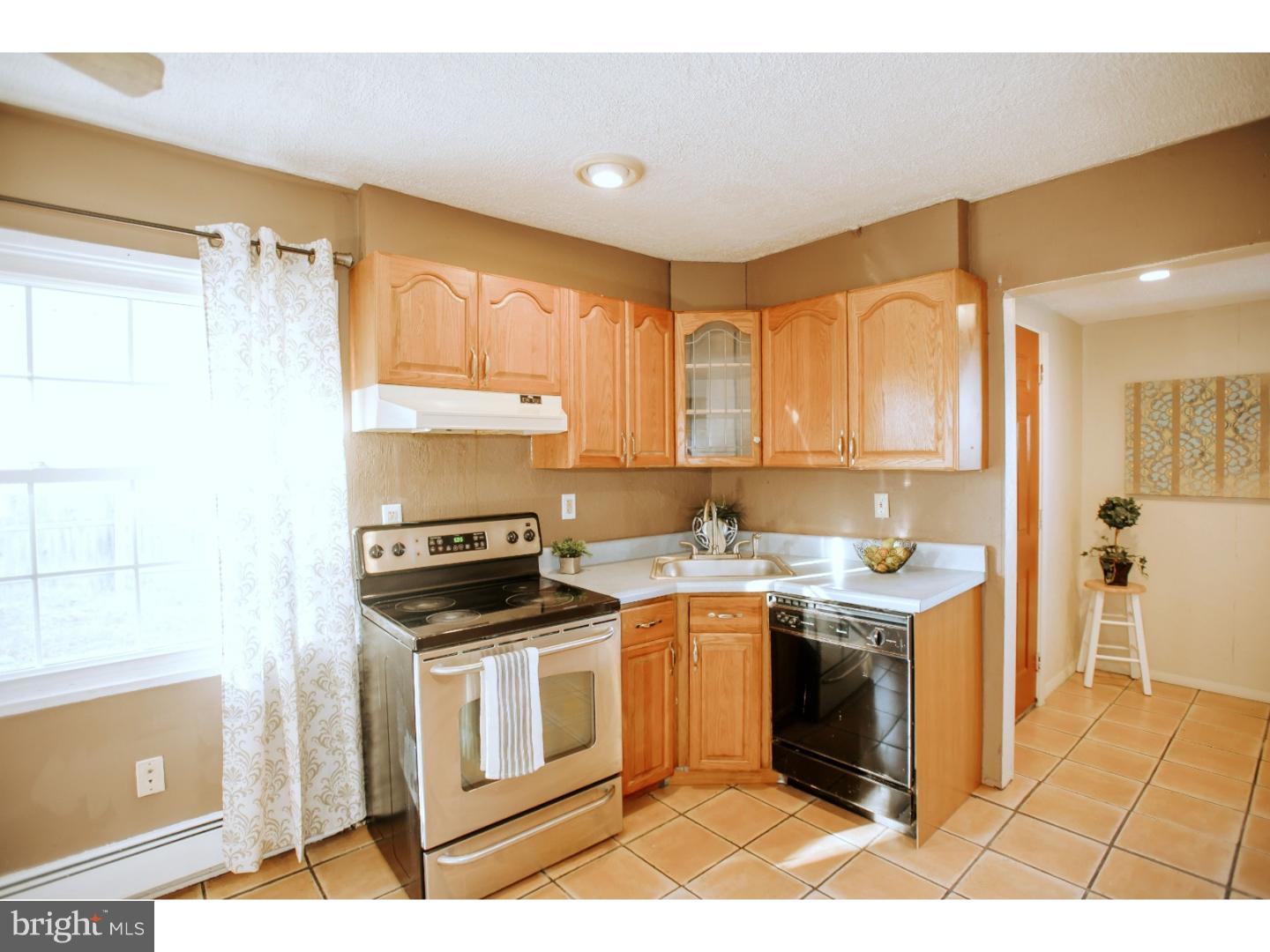 9 Balsam Road Levittown, PA 19057 - Photo 6 of 25 Kitchen