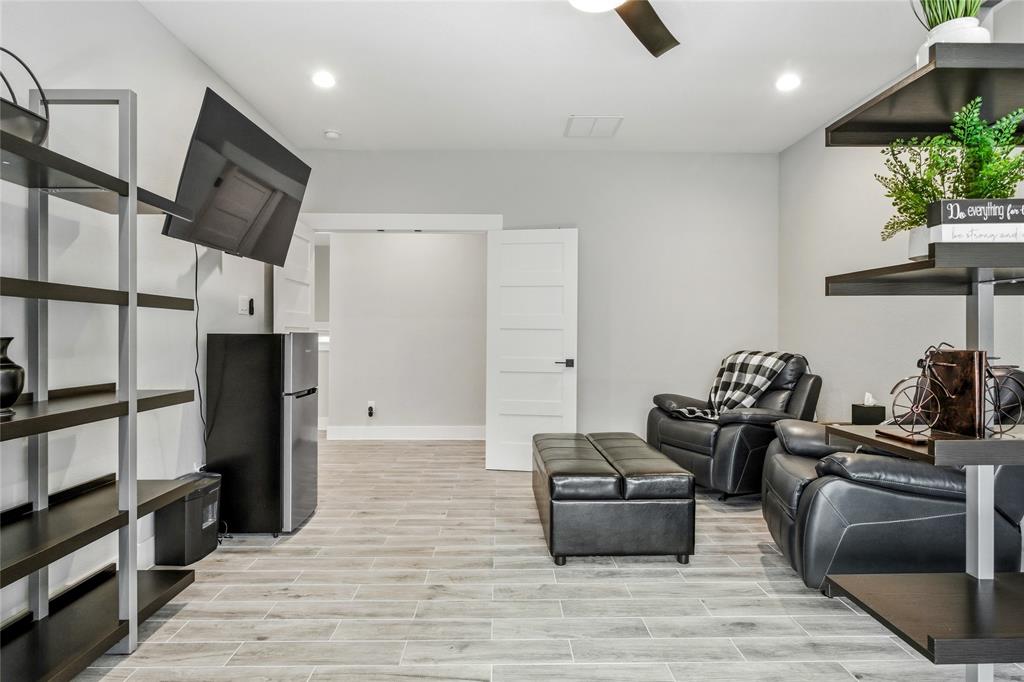 216 Glen Ellen Road Pottsboro, TX 75076 - Photo 28 of 38 a living room with furniture