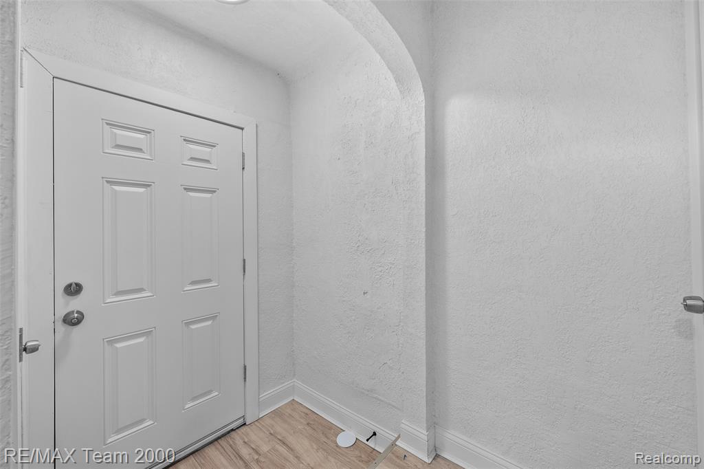 5935 Devonshire Road Detroit, MI 48224 - Photo 6 of 33