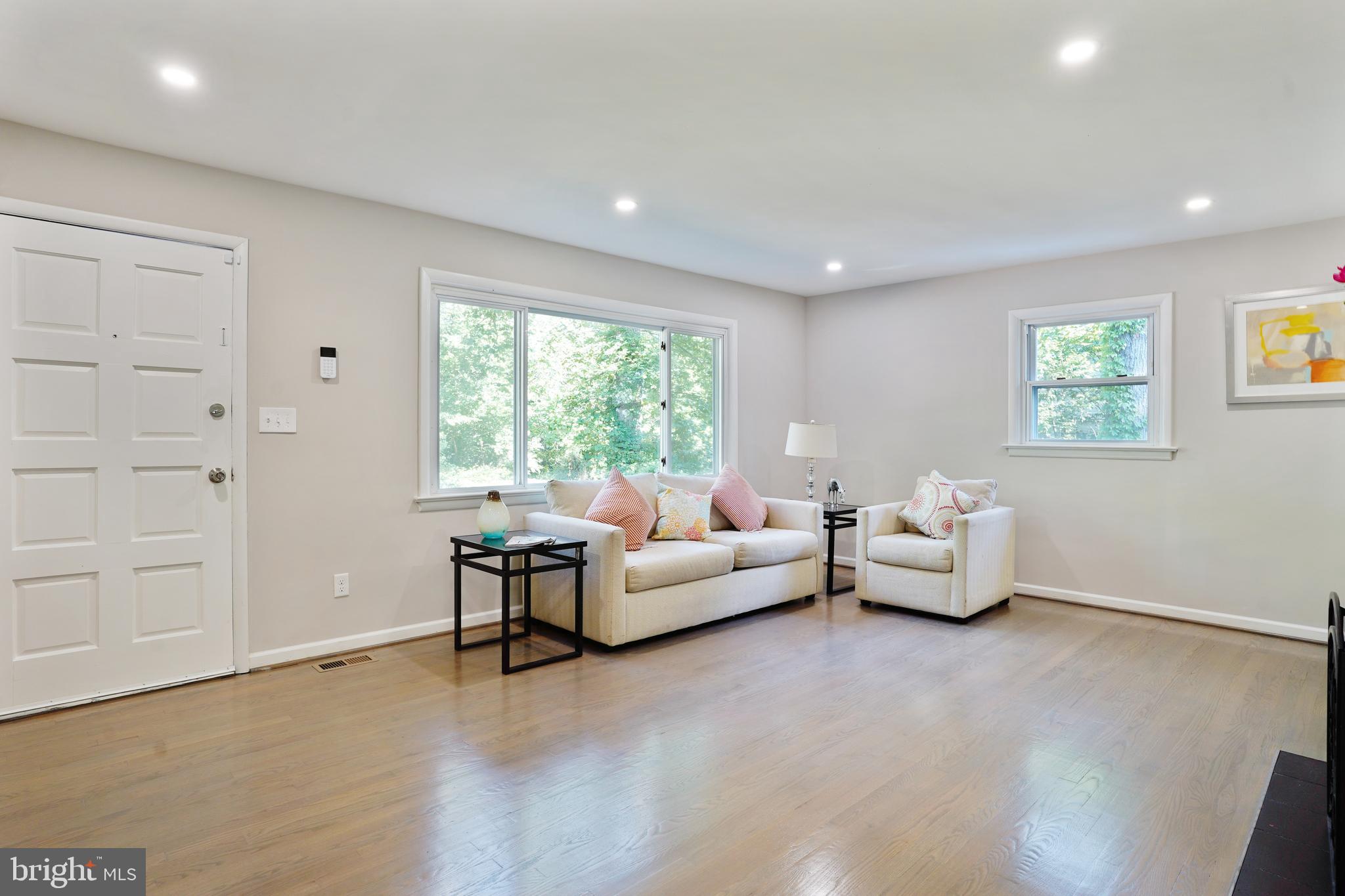 18310 Sharon Road Triangle, VA 22172 - Photo 11 of 27 Living room
