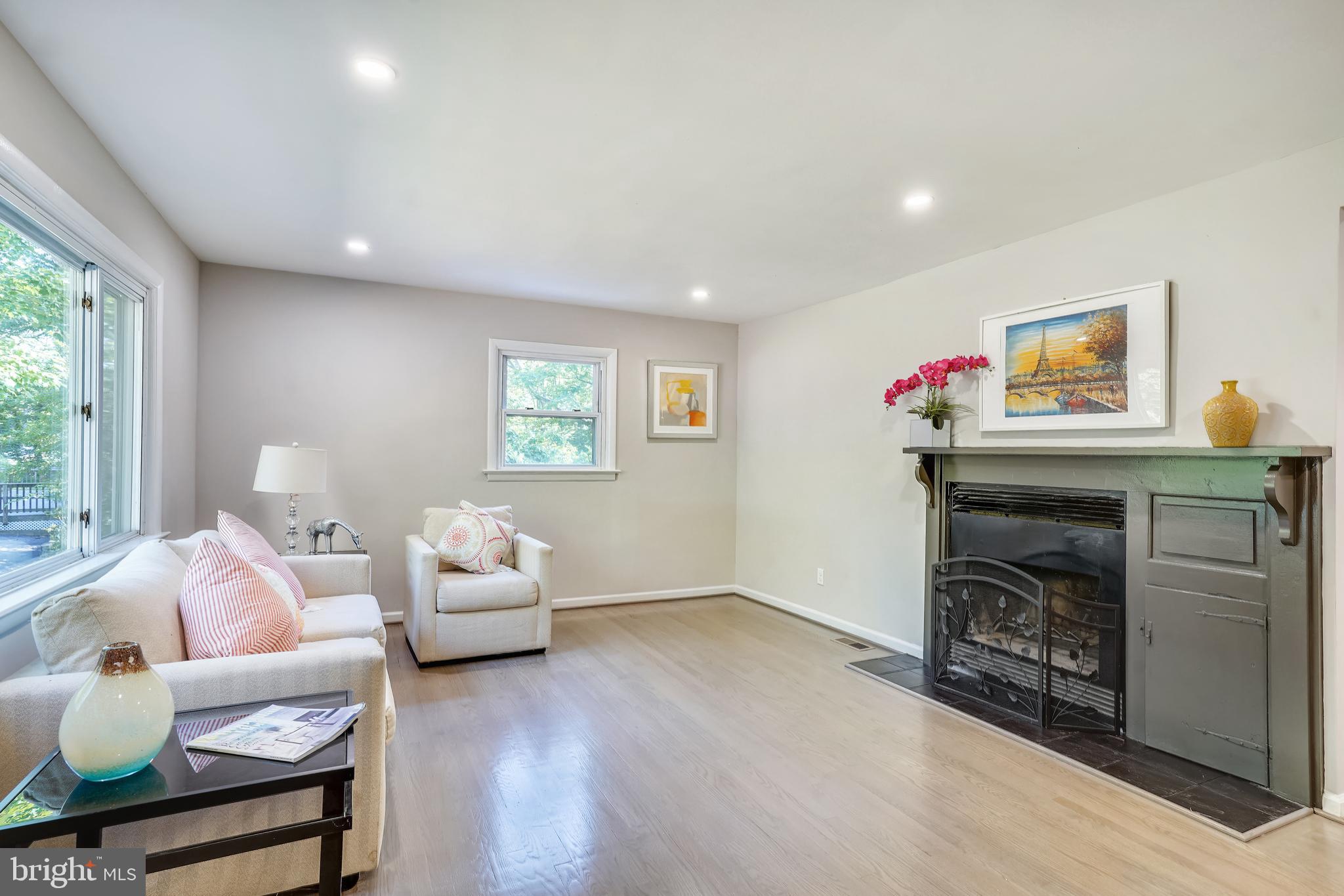 18310 Sharon Road Triangle, VA 22172 - Photo 12 of 27 Living room