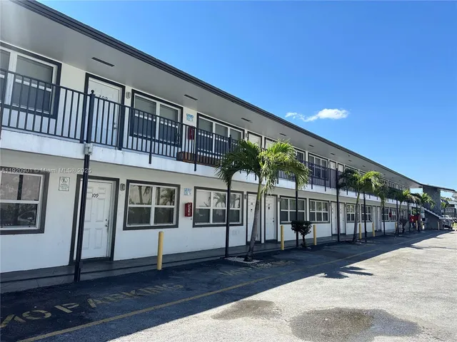 $1,595 | 2300 Madison Street, Unit 206, Hollywood, FL 33020