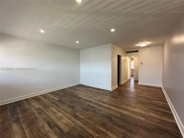 $1,525 | 2300 Madison Street, Unit 206, Hollywood, FL 33020