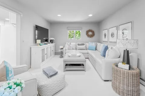 $2,495,000 | 4 Lakewood Lane, Quogue, NY 11959
