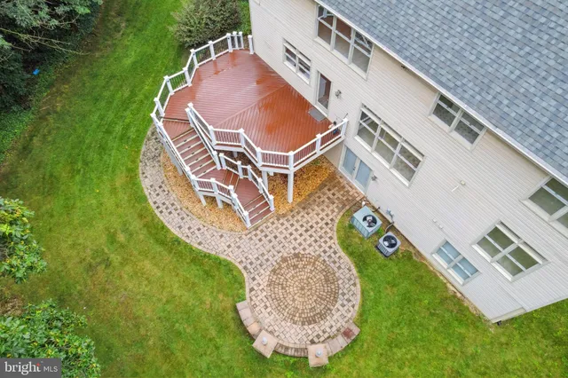 a view of a house with backyard