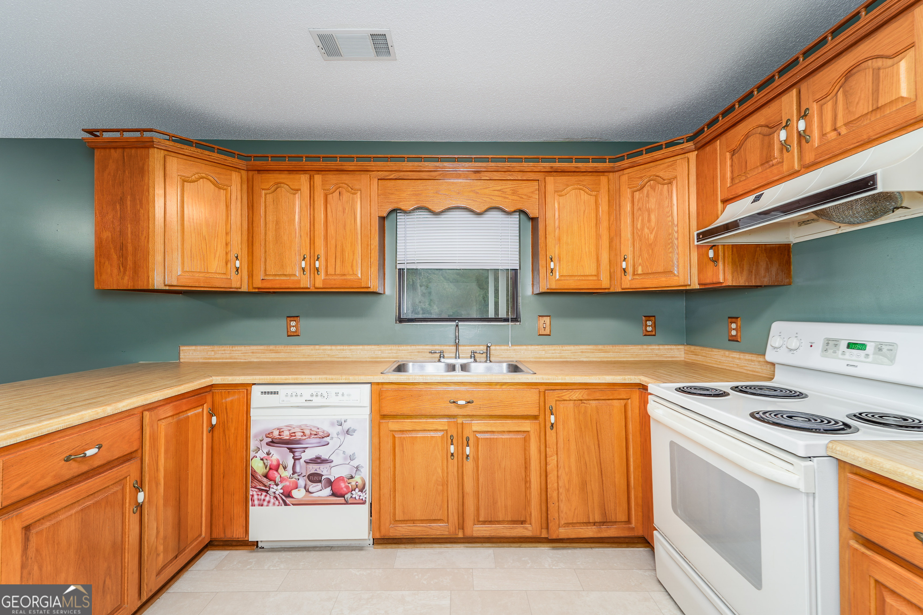 603 Cumberland Road Hortense, GA 31543 - Photo 16 of 26 a kitchen with stainless steel appliances a stove a sink and a microwave
