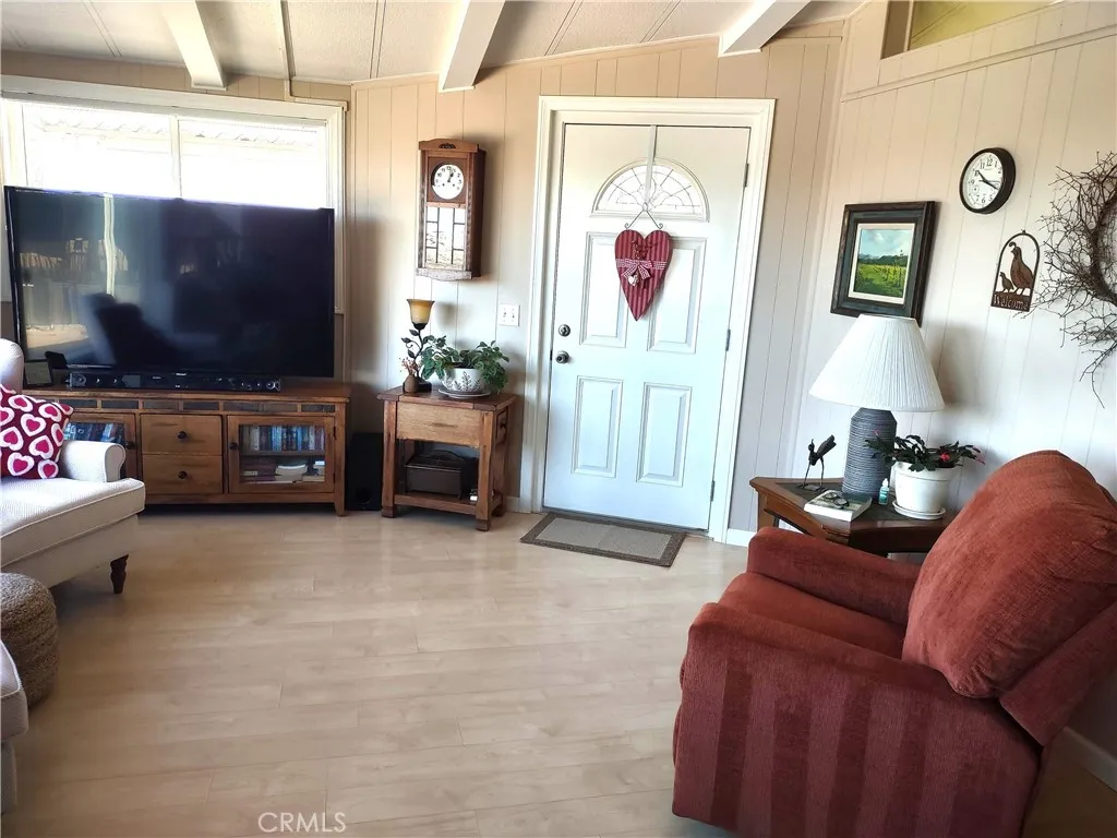 554 Beach Needles Ca Needles, CA 92363 - Photo 5 of 31 Living Room