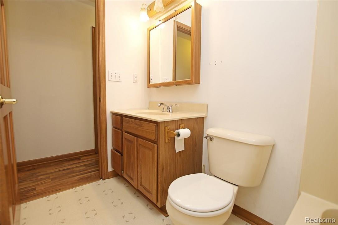 5959 Fox Lake Road Goodrich, MI 48438 - Photo 21 of 46 23) Bathroom.jpg
