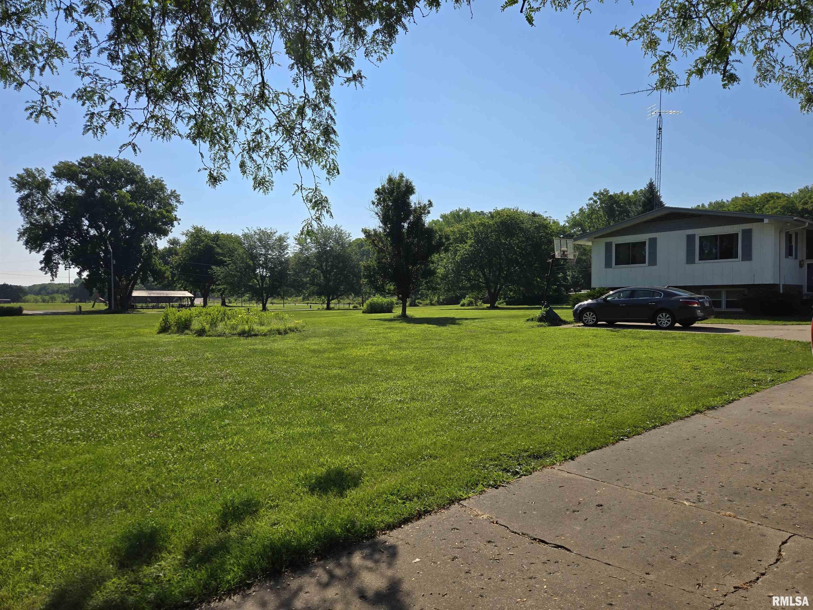 726 East First Street Dallas City, IL 62330 - Photo 2 of 22